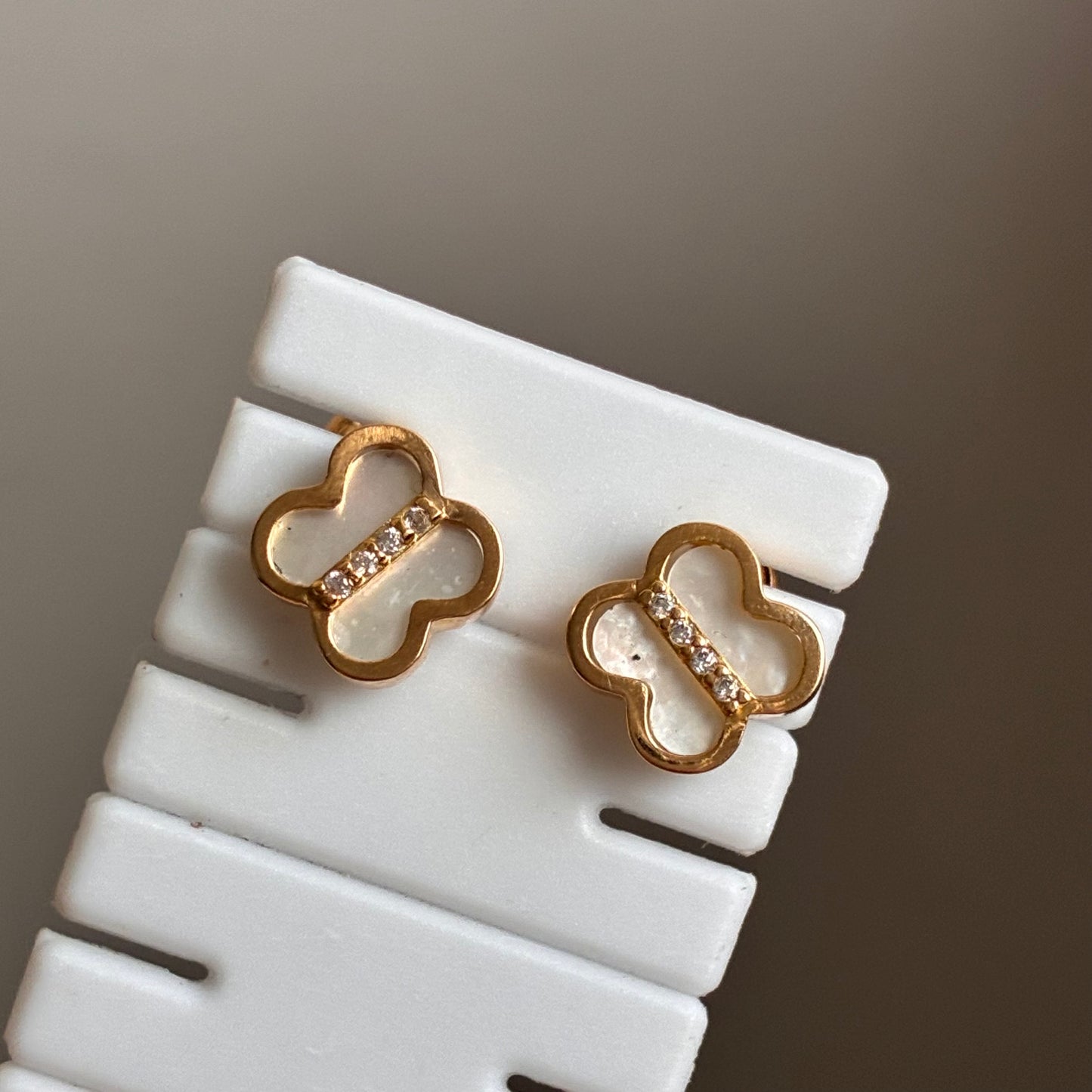 TOPOS TREBOL PIEDRA BLANCA Y PIEDRAS BLANCAS 0.9CM ORO AMARILLO 18K - 1,94GR