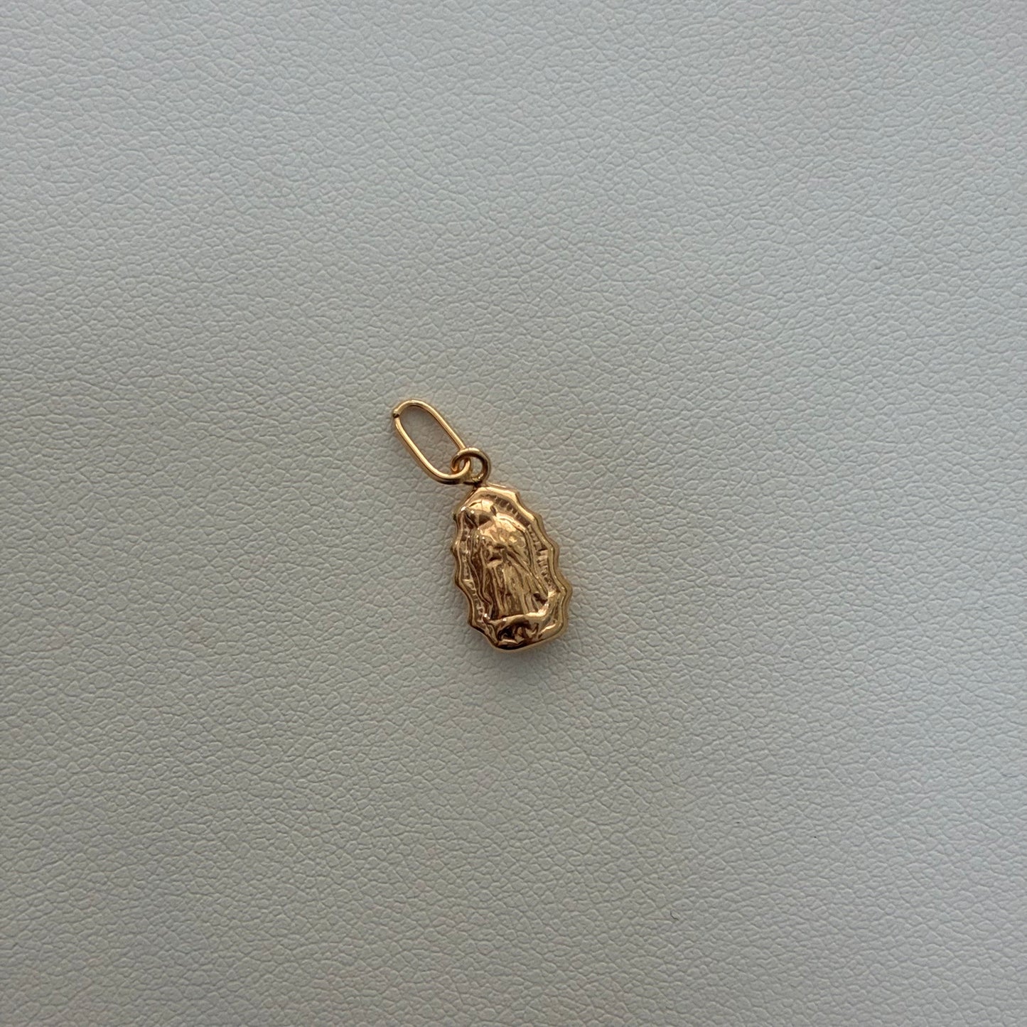 DIJE VIRGEN DE GUADALUPE SILUETA 1.5CM ORO AMARILLO 18K - 0.33GR