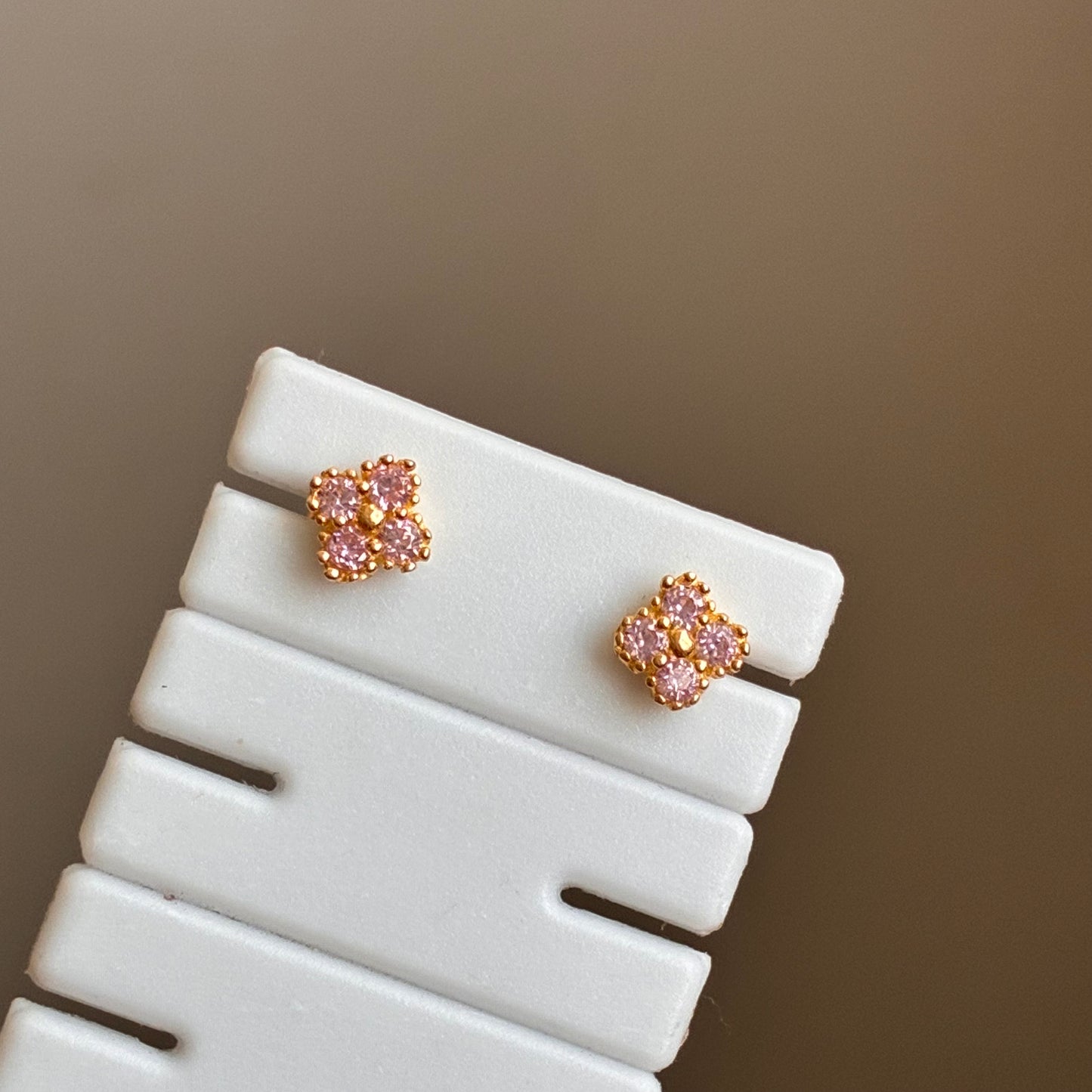 TOPOS TREBOL PIEDRA ROSA 6MM ORO AMARILLO 18K - 0,96GR