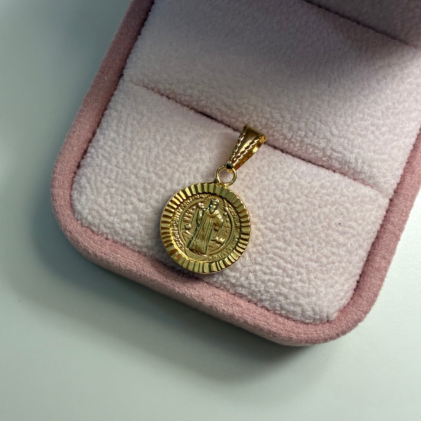 DIJE SAN BENITO DIAMANTADO REDONDO 2.1CM ORO AMARILLO COL 18K - 0,99GR (NG)
