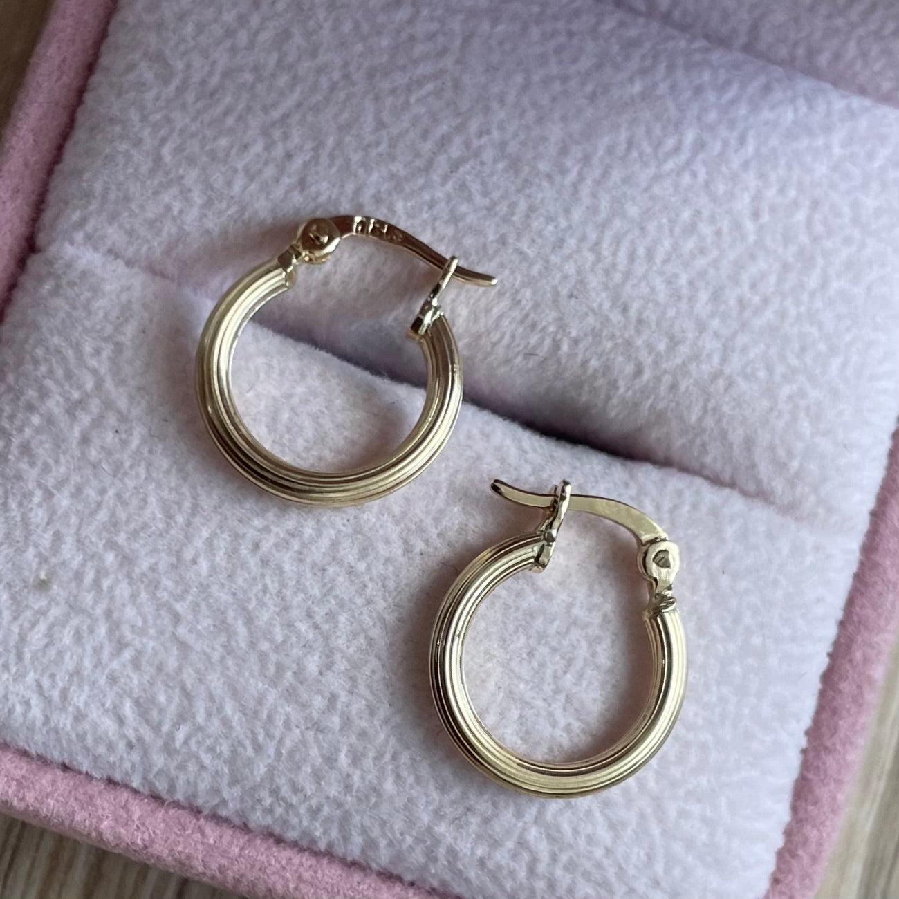 CANDONGAS CON RELIEVE 1.3CM ORO AMARILLO COL 18K - 1,22GR (N)
