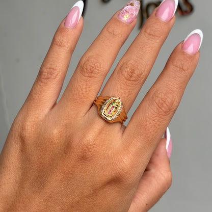 ANILLO VIRGEN DE GUADALUPE SILUETA PIEDRAS VERDES Y ROJAS TALLA 7 ORO AMARILLO 18K - 3,86GR *PP*