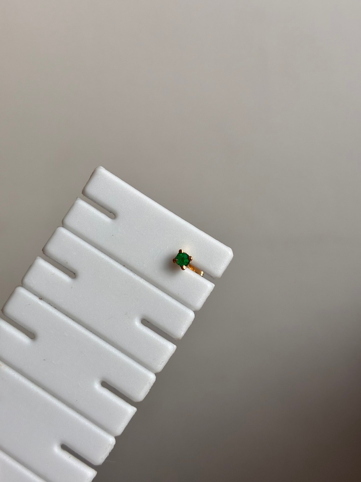 TOPO ESMERALDA NATURAL 2MM ORO AMARILLO 18K - 0,26GR *PIERCING*