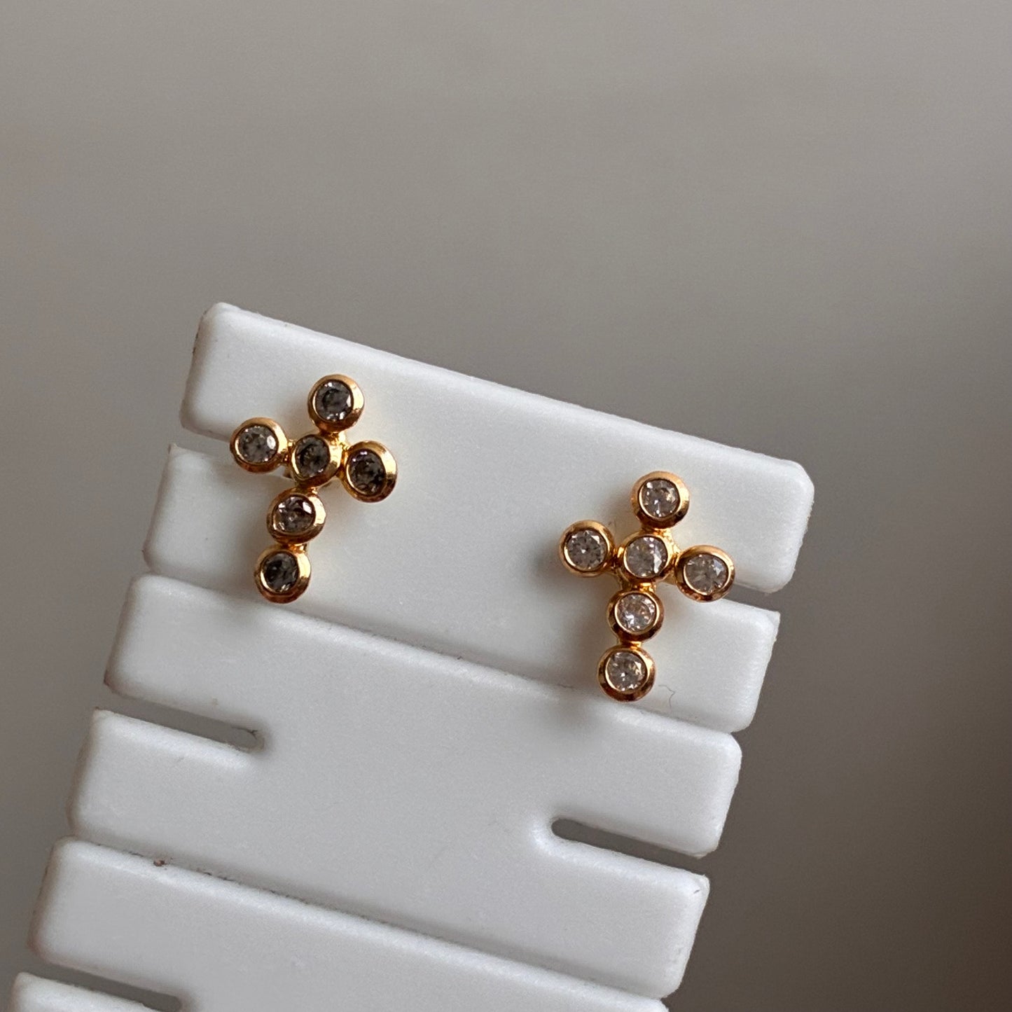 TOPOS CRUZ REDONDA PIEDRAS BLANCAS ORO AMARILLO 18K - 0,77GR