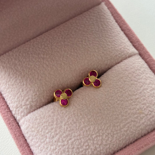 TOPOS FLOR TRES PETALOS PIEDRAS FUCSIA 5.5MM ORO AMARILLO 18K - 0,7GR *PP*
