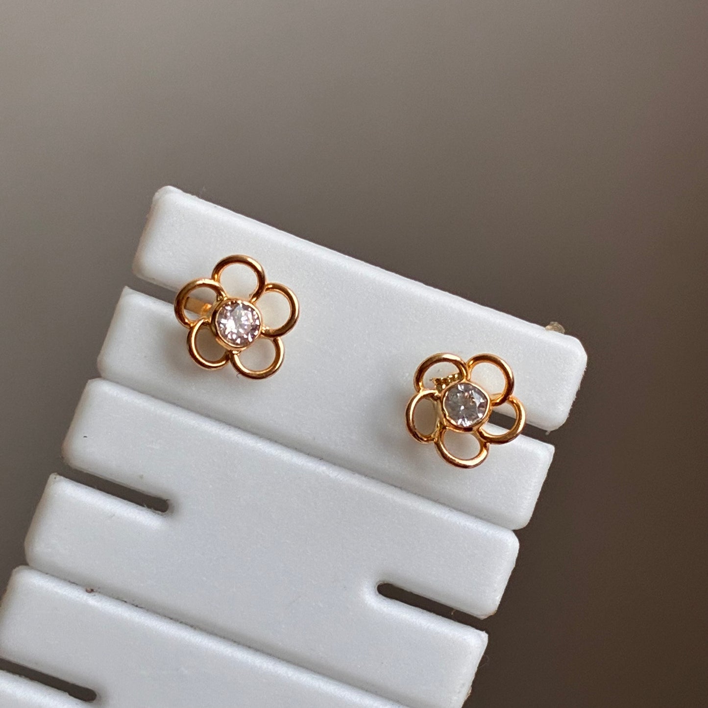 TOPOS SILUETA FLOR PIEDRA BLANCA 6MM ORO AMARILLO 18K - 0,83GR