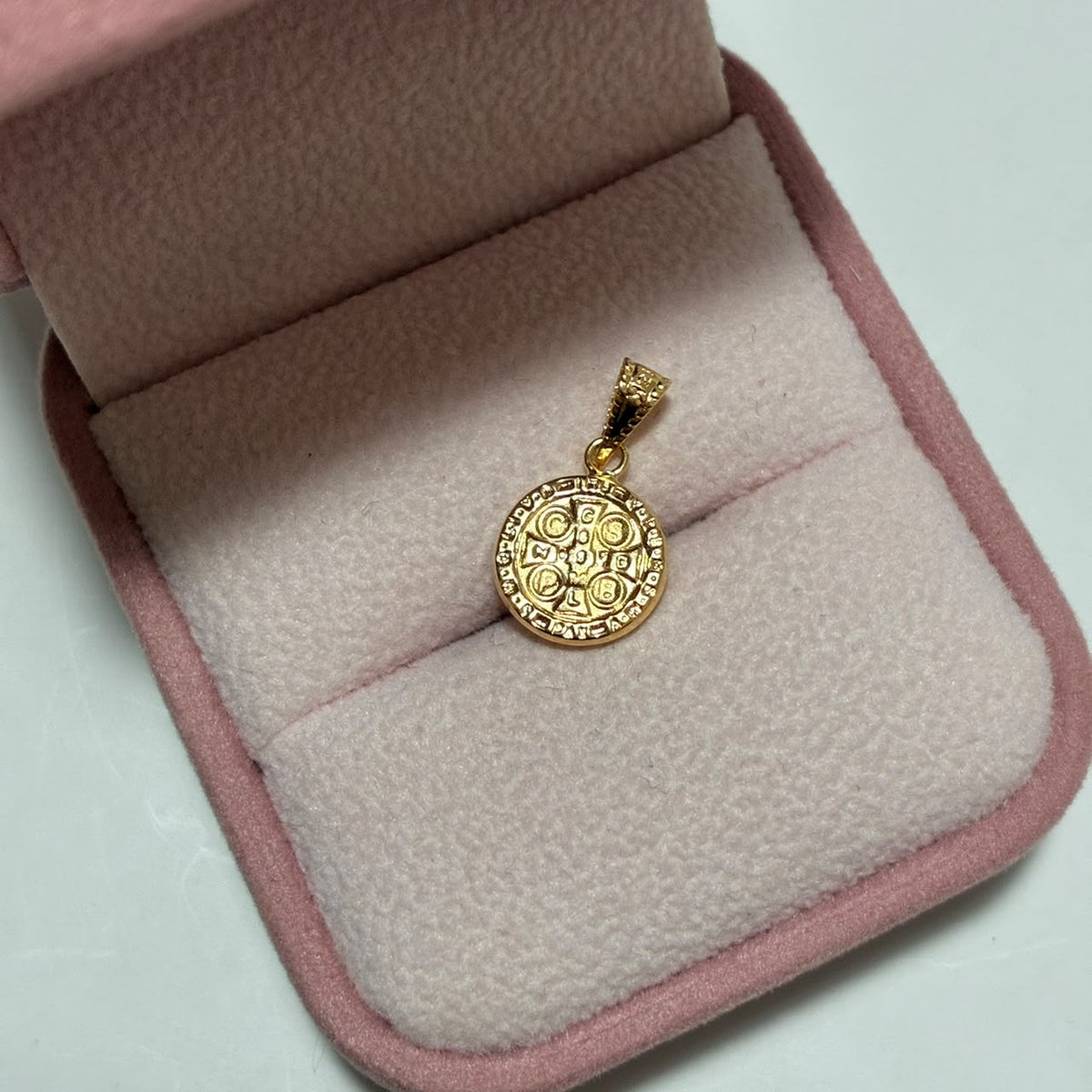 DIJE MEDALLA SAN BENITO 1.5CM ORO AMARILLO COL 18K-0.57GR