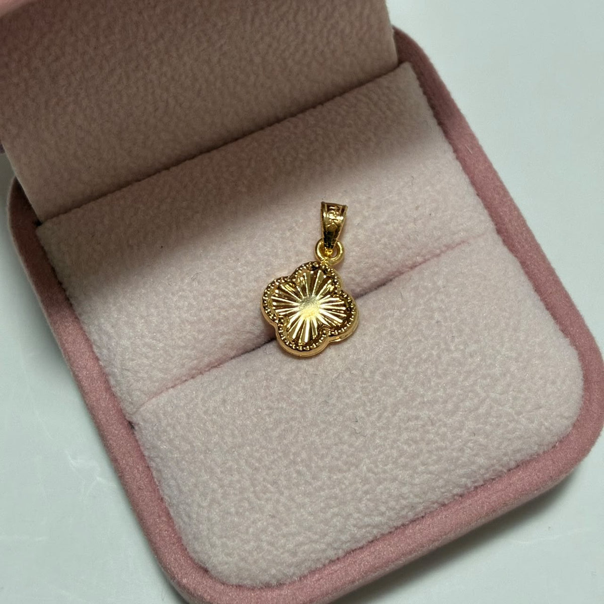 DIJE TREBOL DIAMANTADO 1.5CM ORO AMARILLO COL 18K-0.54GR