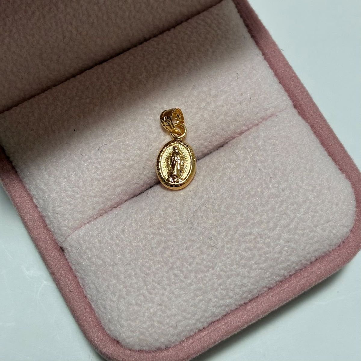 DIJE VIRGEN DE GUADALUPE REDONDA 1.5CM ORO AMARILLO COL 18K-0.31GR