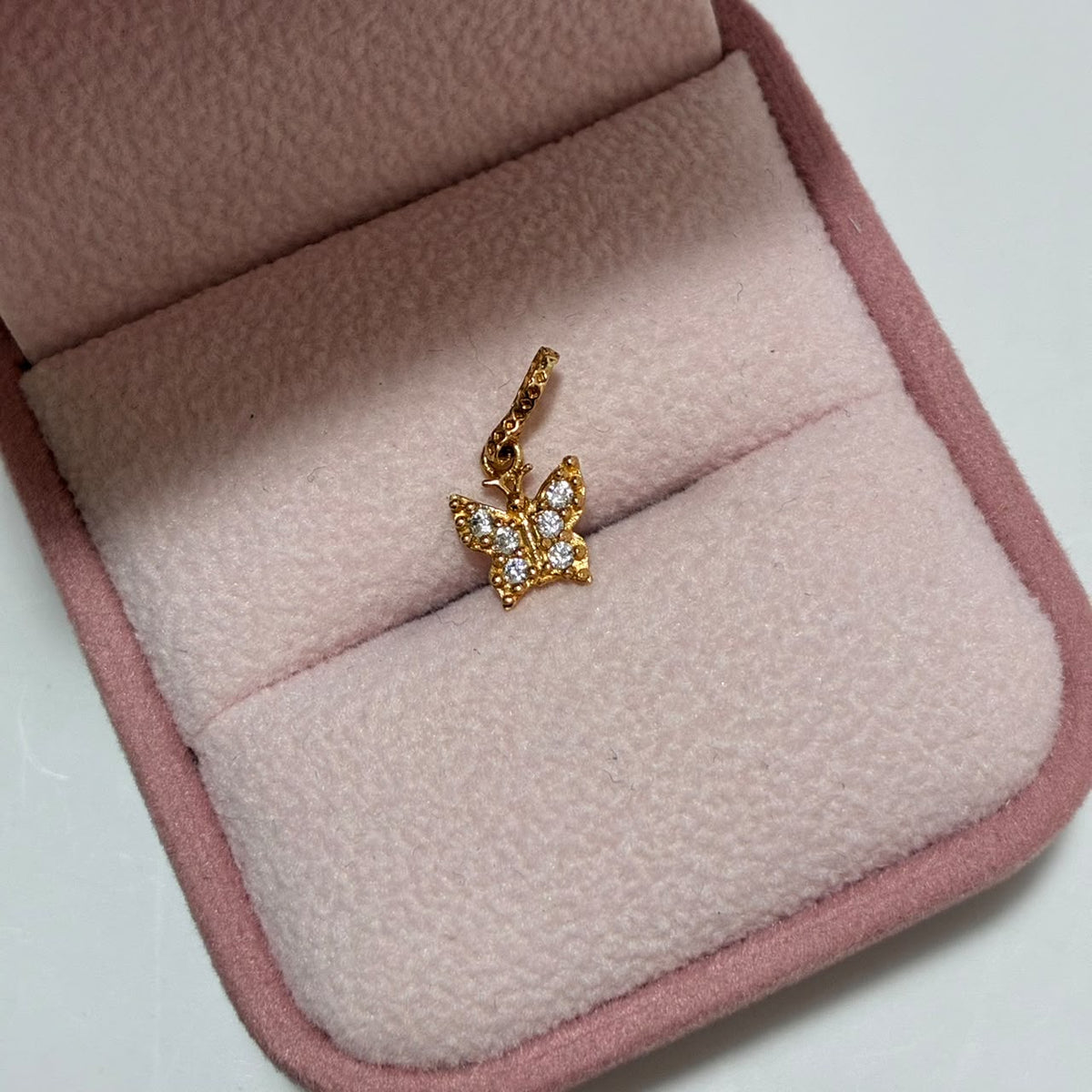 DIJE MARIPOSA CON PIEDRAS BLANCAS 1.5CM ORO AMARILLO COL 18K-0.48GR
