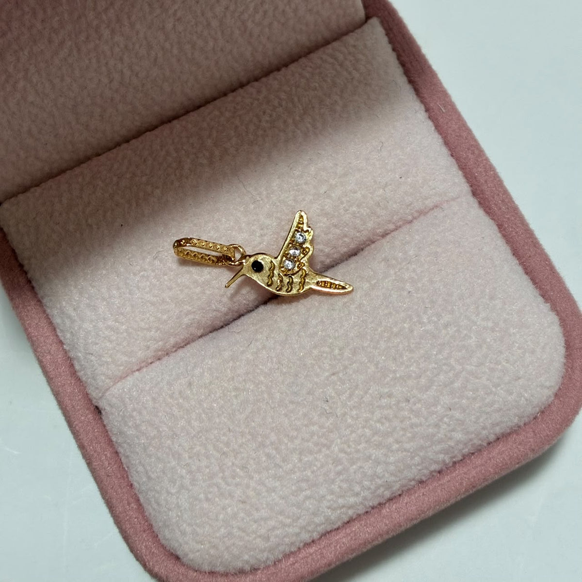 DIJE COLIBRI CON PIEDRAS BLANCAS 1.7CM ORO AMARILLO COL 18K-0.52GR