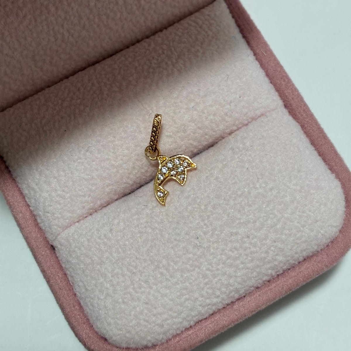 DIJE DELFIN CON PIEDRAS BLANCAS 1.5CM ORO AMARILLO COL 18K-0.31GR