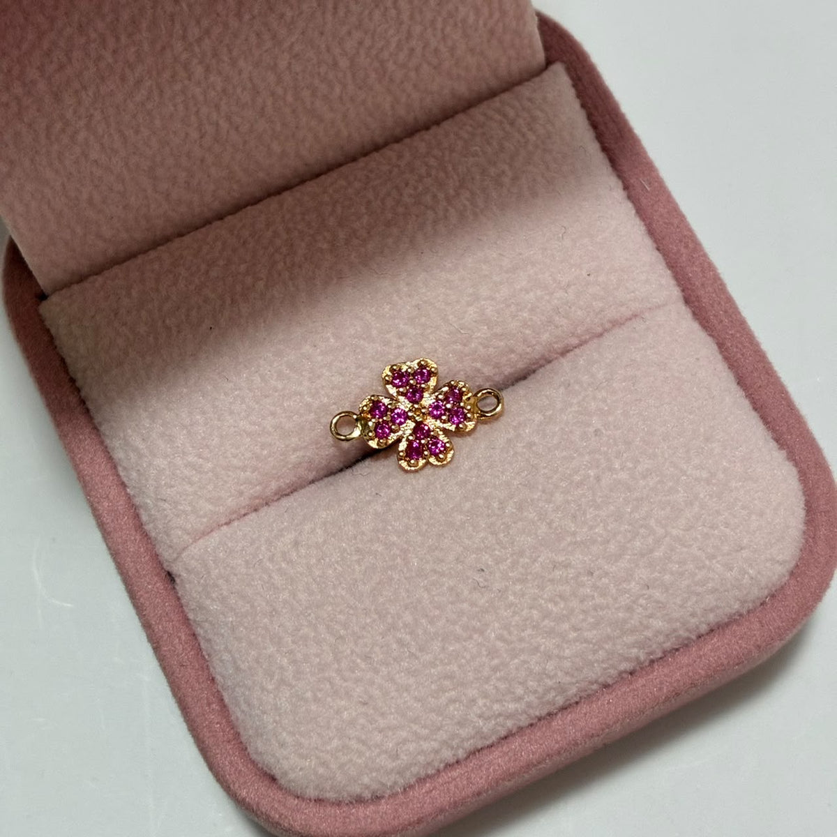 HERRAJE TREBOL + PIEDRAS FUCSIA 1.2CM ORO AMARILLO COL 18K-0.49GR