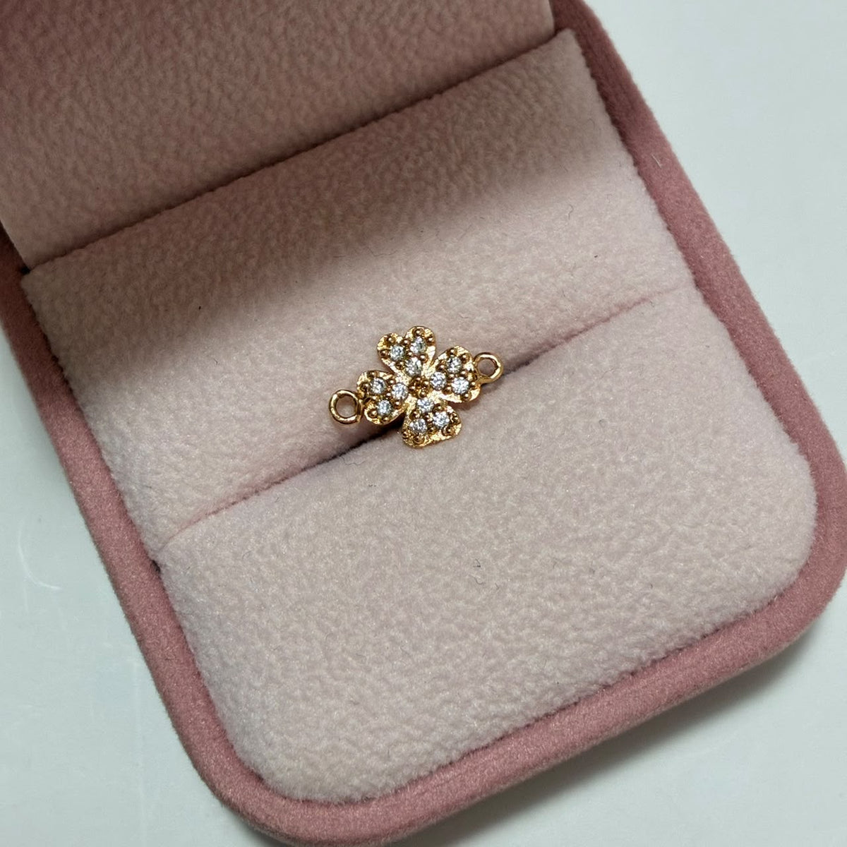 HERRAJE TREBOL + PIEDRAS BLANCAS 1.2CM ORO AMARILLO COL 18K-0.5GR