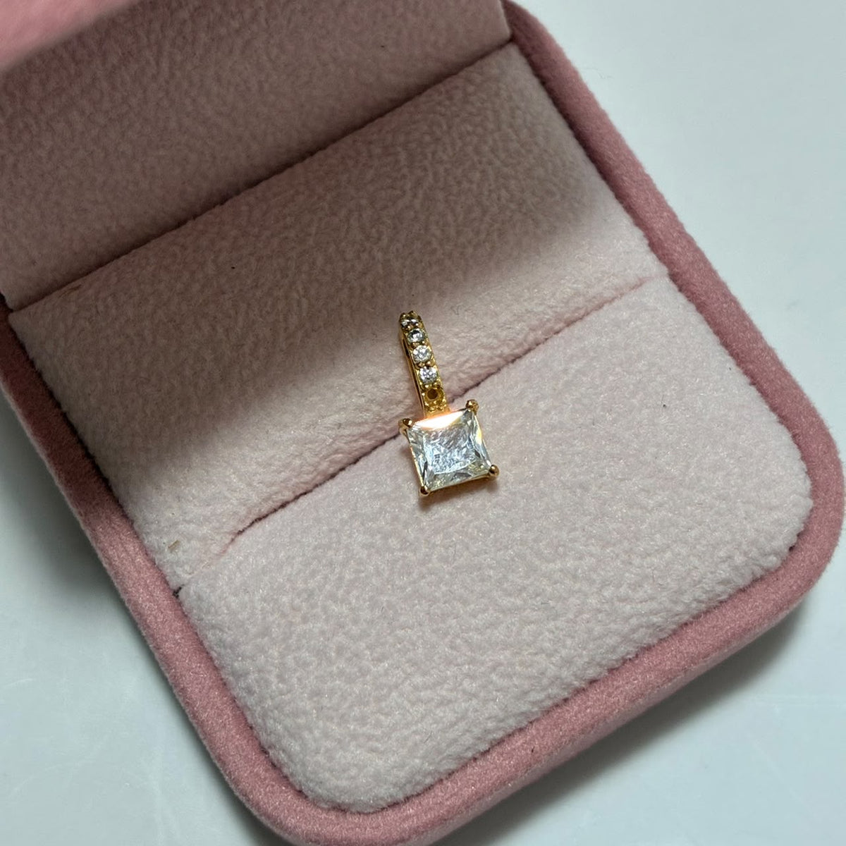 DIJE CHISPA + PIEDRA BLANCA 1.3CM ORO AMARILLO COL 18K-0.79GR