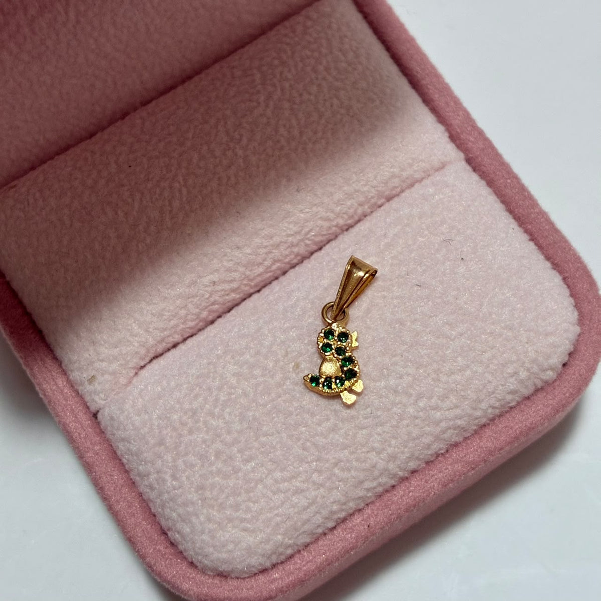 DIJE PATO + PIEDRAS VERDES 1.4CM ORO AMARILLO COL 18K-0.4GR