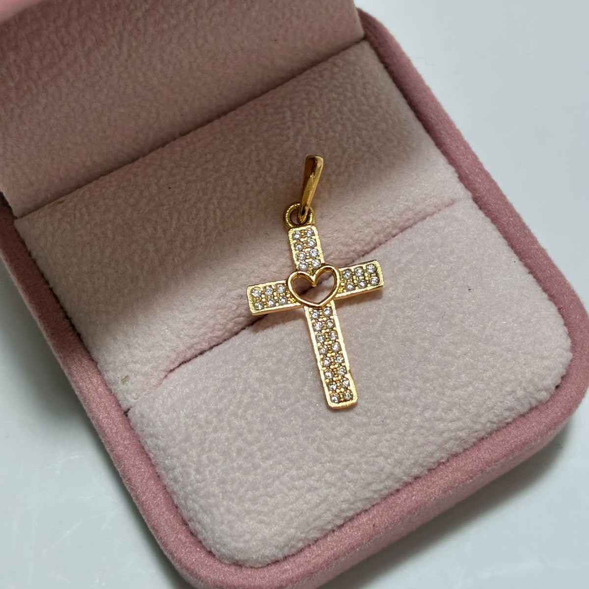 DIJE CRUZ CON CORAZON + PIEDRAS BLANCAS 2.6CM ORO AMARILLO COL 18K-1.38GR