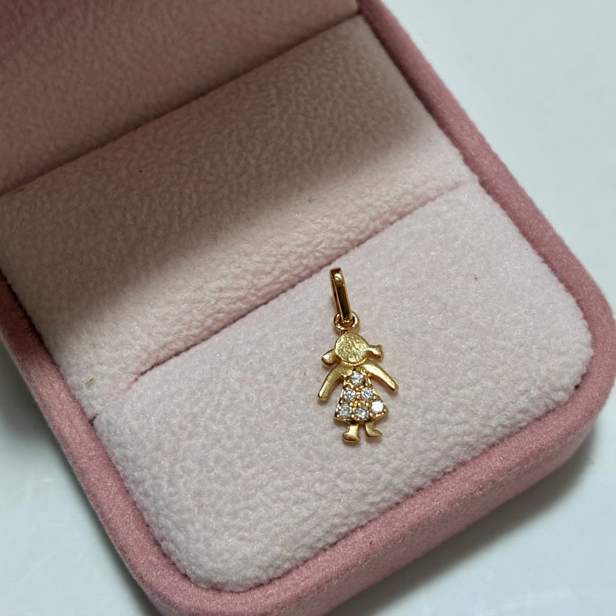 DIJE NIÑO + PIEDRAS BLANCAS 1.6CM ORO AMARILLO COL 18K-0.62GR