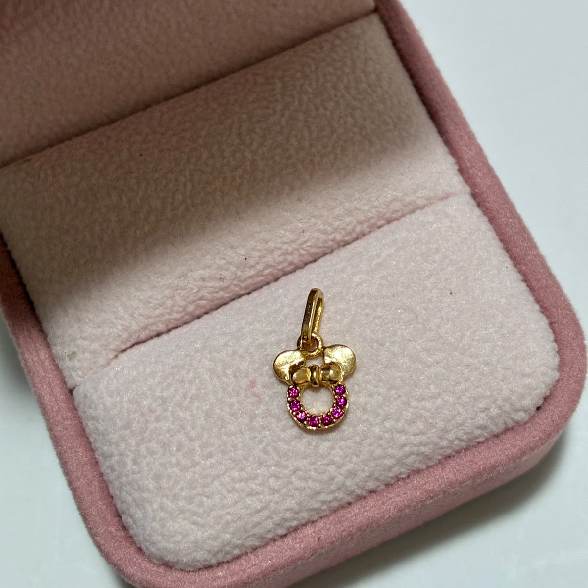 DIJE MINNIE + PIEDRAS FUSCIAS 1.3CM ORO AMARILLO COL 18K-0.54GR