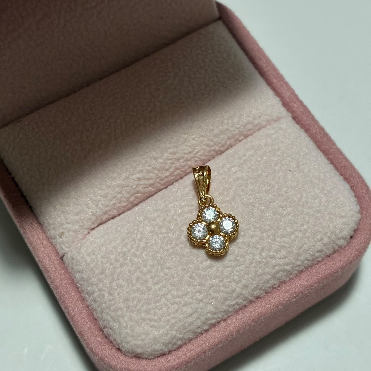 DIJE TREBOL + PIEDRAS BLANCAS 1.4CM ORO AMARILLO COL 18K-0.68GR