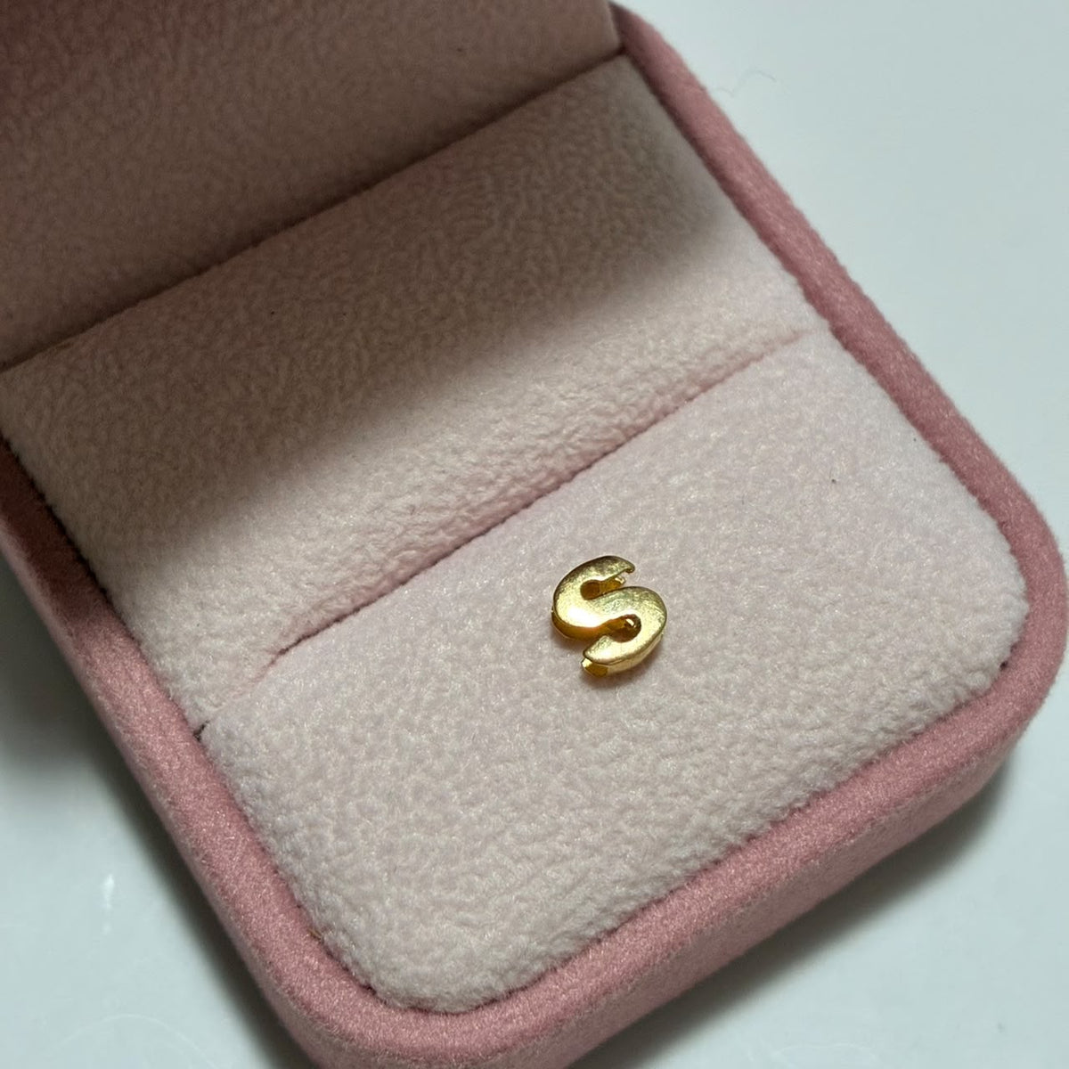 HERRAJE TAMBOR LETRA S 0.6CM ORO AMARILLO COL 18K-0.31GR
