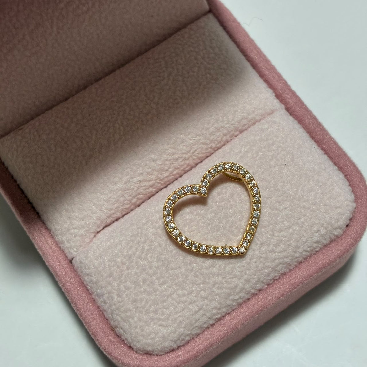 HERRAJE CORAZON + PIEDRAS BLANCAS 1.6CM ORO AMARILLO COL 18K-1.04GR