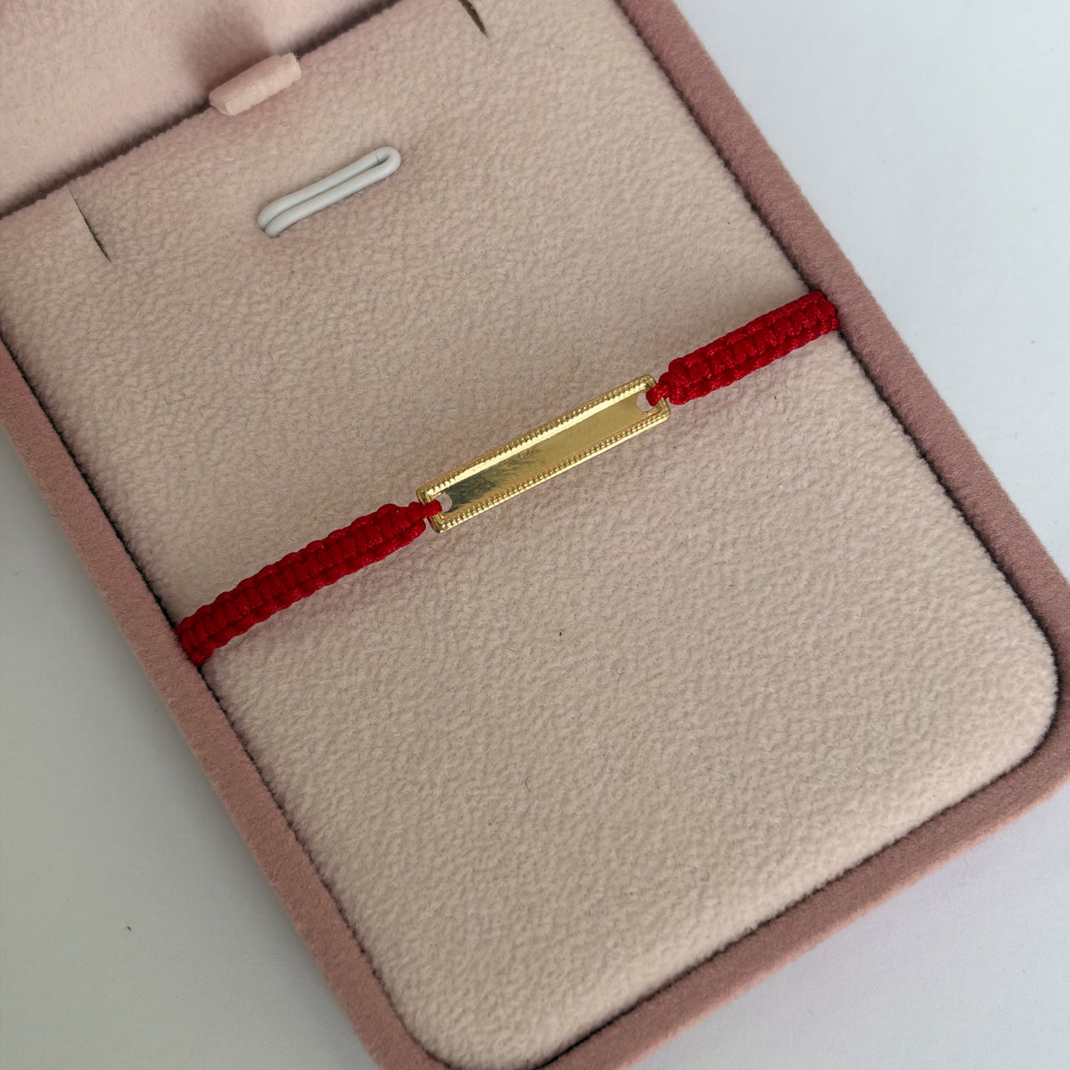 PULSERA TEJIDO MACRAME COLOR ROJO + PLACA BORDADA 2.2CM ORO AMARILLO COL 18K-0.28GR