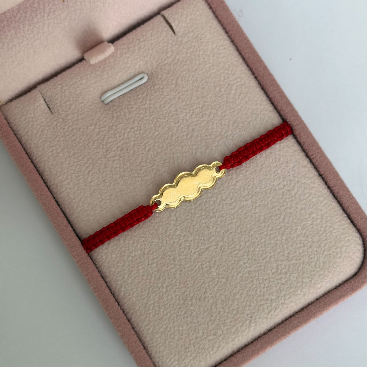 PULSERA TEJIDO MACRAME COLOR ROJO + PLACA SILUETA NUBES BORDADO LISO 2.2CM ORO AMARILLO COL 18K-0.36GR