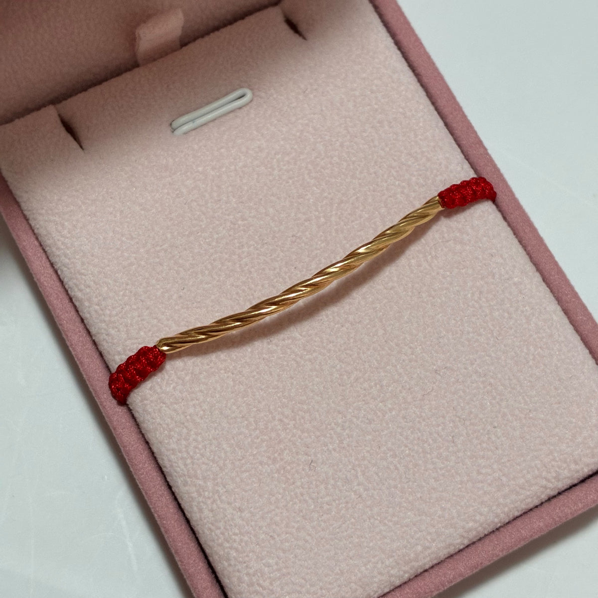 PULSERA TEJIDA MACRAME COLOR ROJO + HERRAJE TUBULAR ENTORCHADO 5CM ORO AMARILLO COL 18K-0.52GR