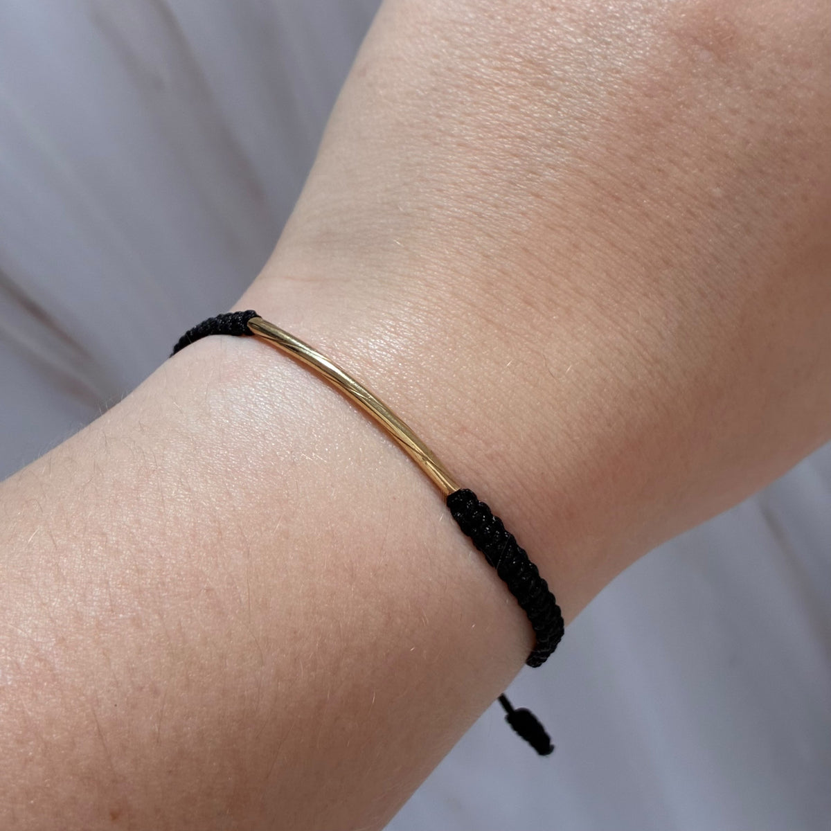 PULSERA TEJIDA MACRAME COLOR NEGRO + HERRAJE TUBULAR LISO 3CM ORO AMARILLO COL 18K-0.29GR