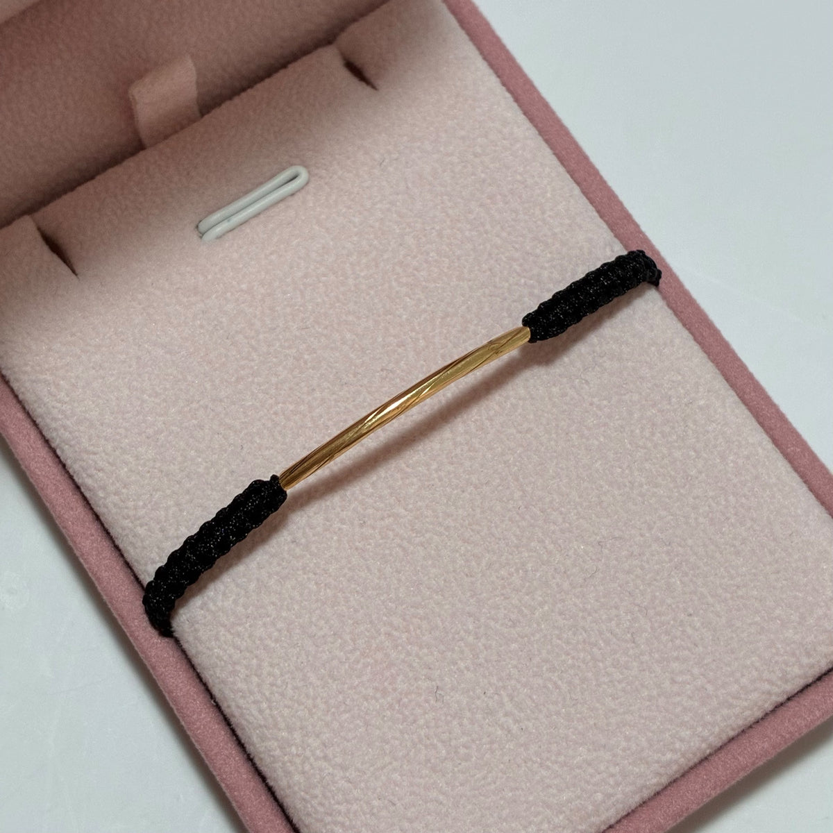 PULSERA TEJIDA MACRAME COLOR NEGRO + HERRAJE TUBULAR LISO 3CM ORO AMARILLO COL 18K-0.29GR