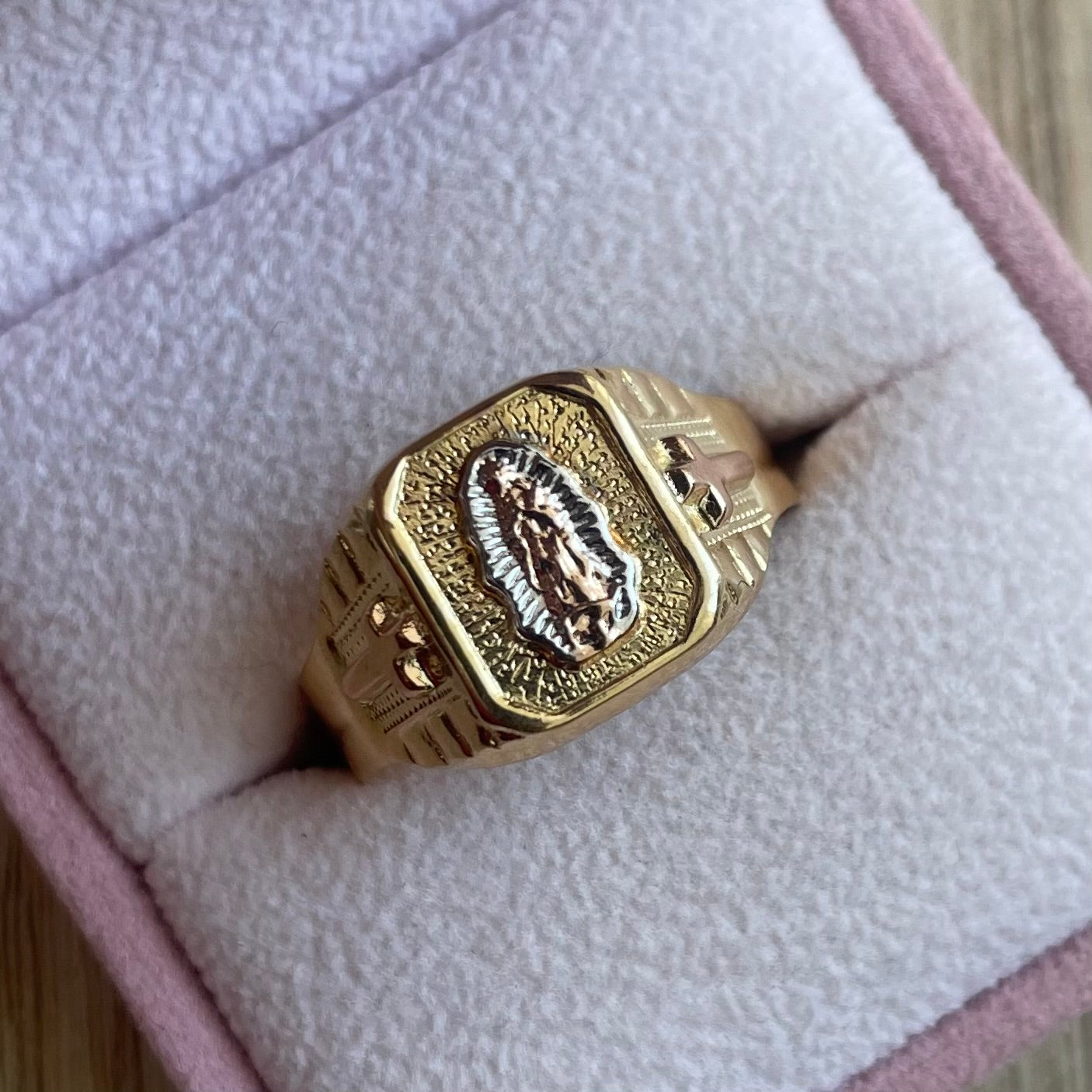 ANILLO TRES OROS VIRGEN DE GUADALUPE + SILUETA EN CRUZ ORO AMARILLO COL 18K TALLA 12 - 3,41GR (N)