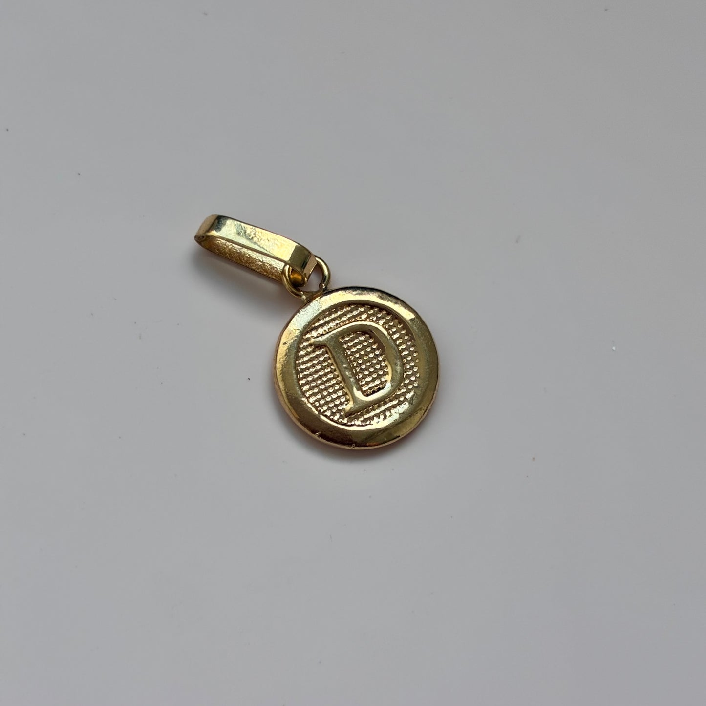 DIJE LETRA D REDONDO DIAMANTADO 2,0CM ORO AMARILLO 18K - 0,74GR