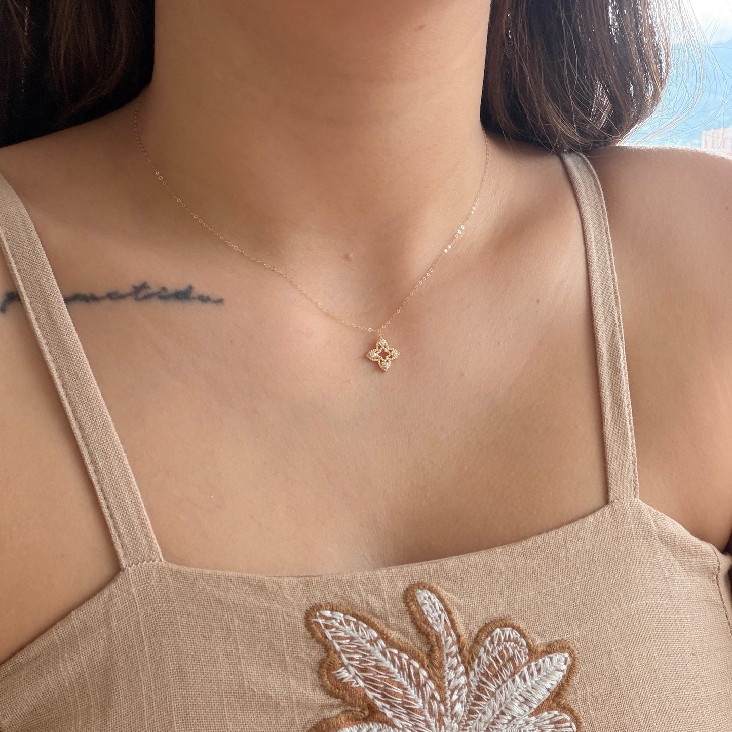 CADENA MINI ROLON + DIJE FLOR CON TREBOL PIEDRAS BLANCAS ORO AMARILLO ITALY ESP 18K  40CM - 0,73GR (IA)