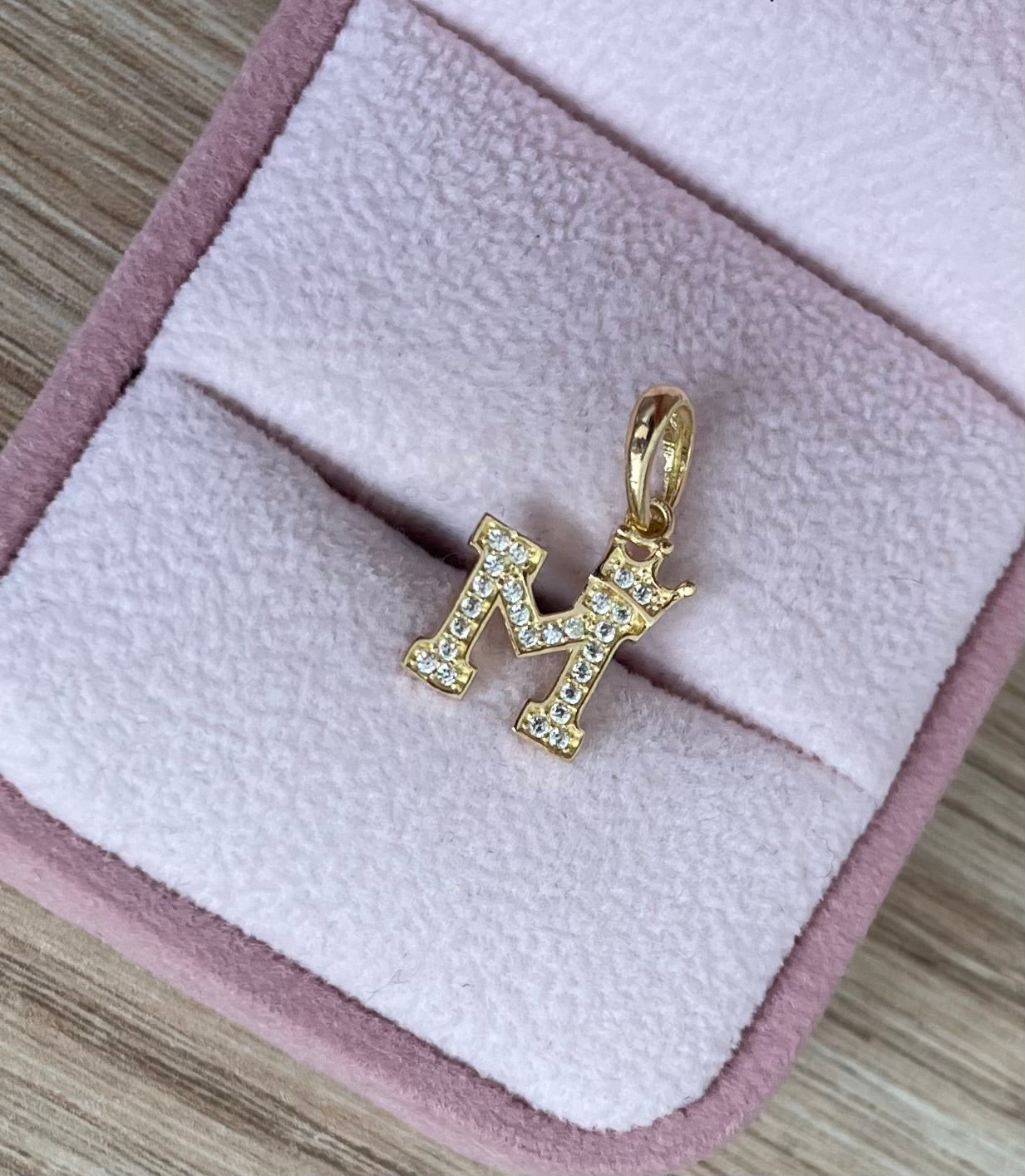 DIJE LETRA M CON CORONA Y PIEDRAS BLANCAS 2CM ORO AMARILLO COL 18K - 1,08GR (NG)