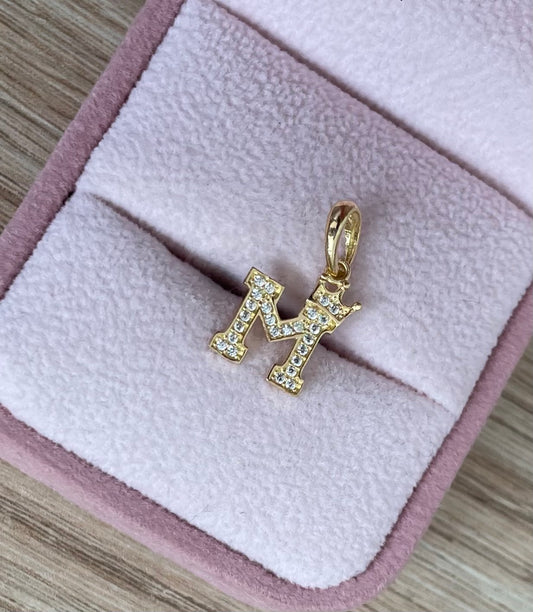 DIJE LETRA M CON CORONA Y PIEDRAS BLANCAS 2CM ORO AMARILLO COL 18K - 1,12GR (NG)