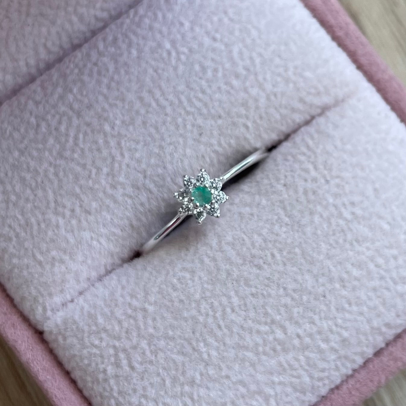 ANILLO 8 PETALOS PLATA 925 + ESMERALDA NATURAL TALLA 5