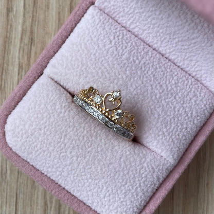 ANILLO PIEDRAS BLANCAS CON CORAZON 5MM ORO AMARILLO COL 18K TALLA 7.5 - 2.86GR (NG)
