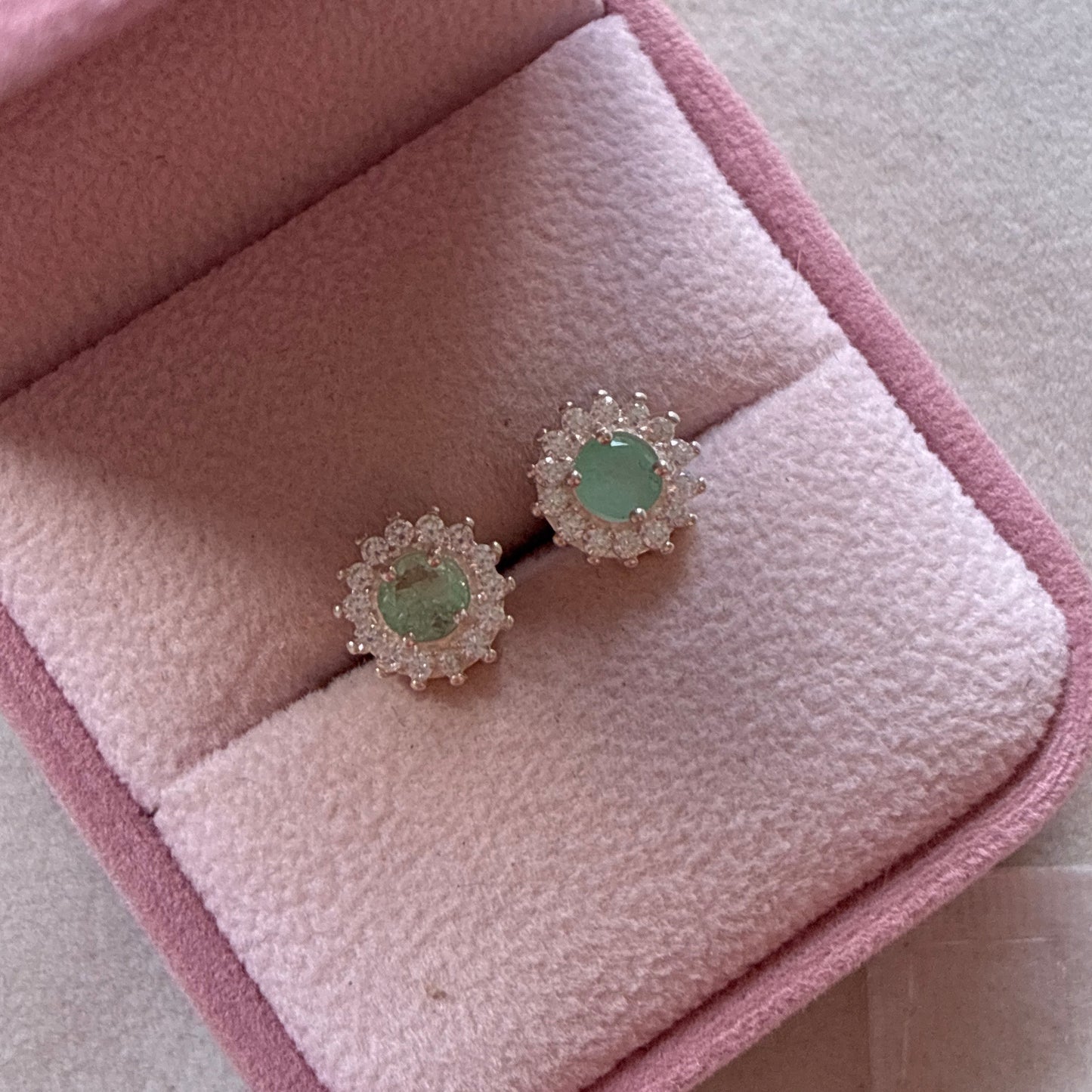 TOPOS KASSANDRA PIEDRAS BLANCAS + ESMERALDA NATURAL PLATA 925