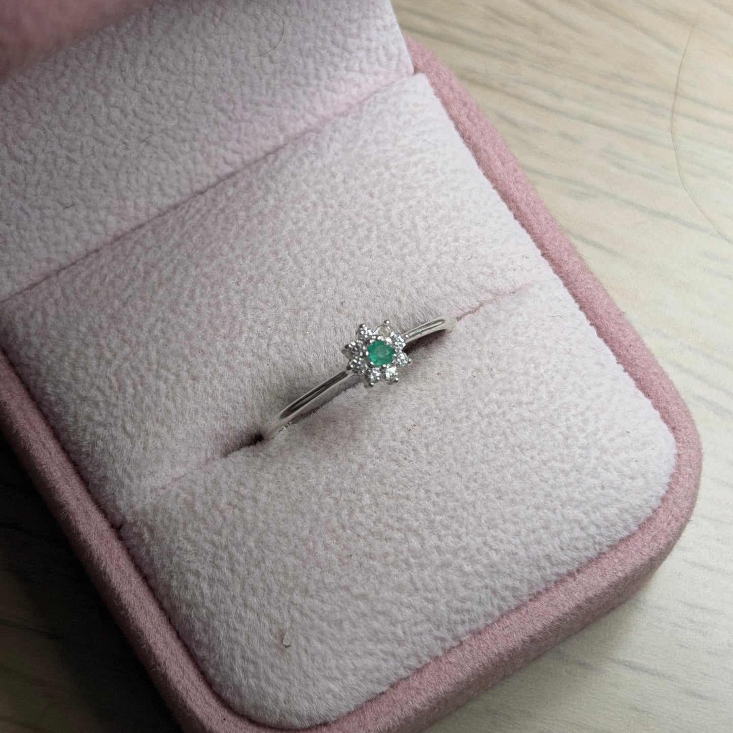 ANILLO FLOR 8 PETALOS PIEDRAS BLANCAS + ESMERALDA NATURAL PLATA 925 TALLA 7