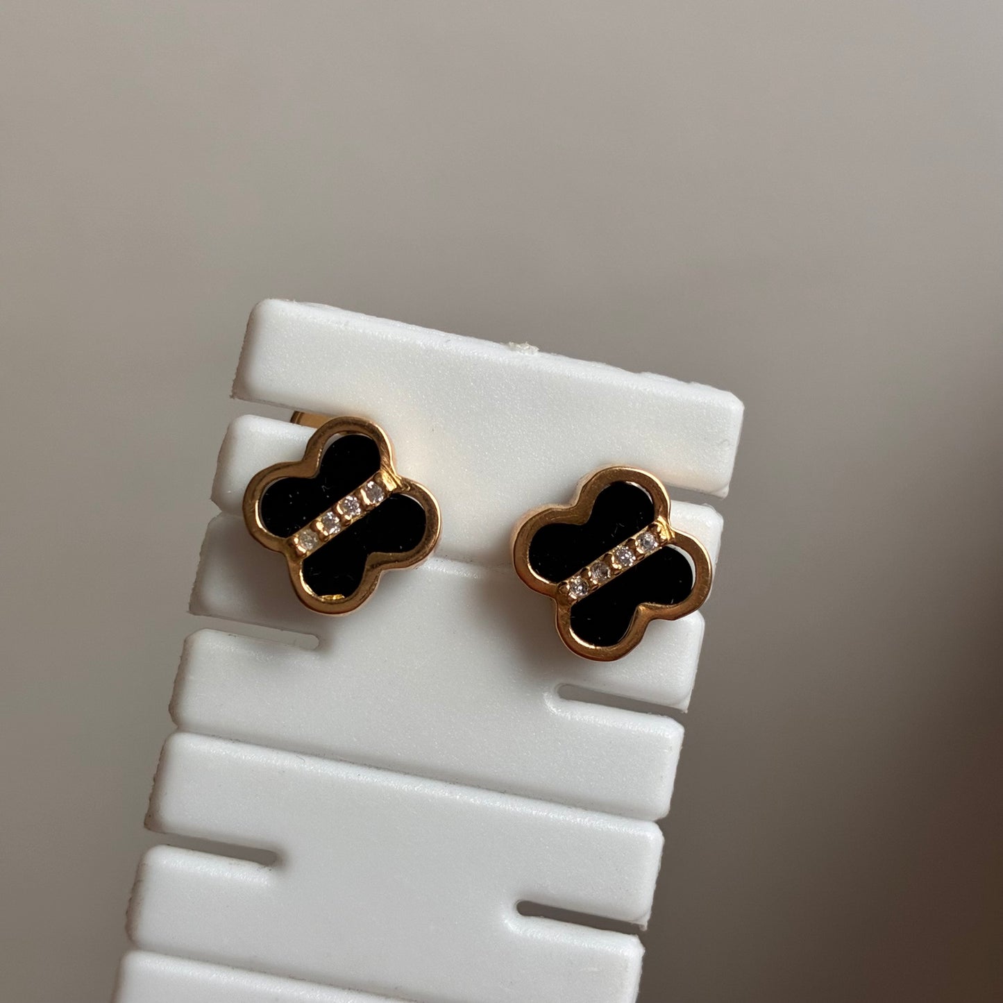 TOPOS TREBOL PIEDRA NEGRA Y PIEDRAS BLANCAS 0.9CM ORO AMARILLO 18K - 1,89GR