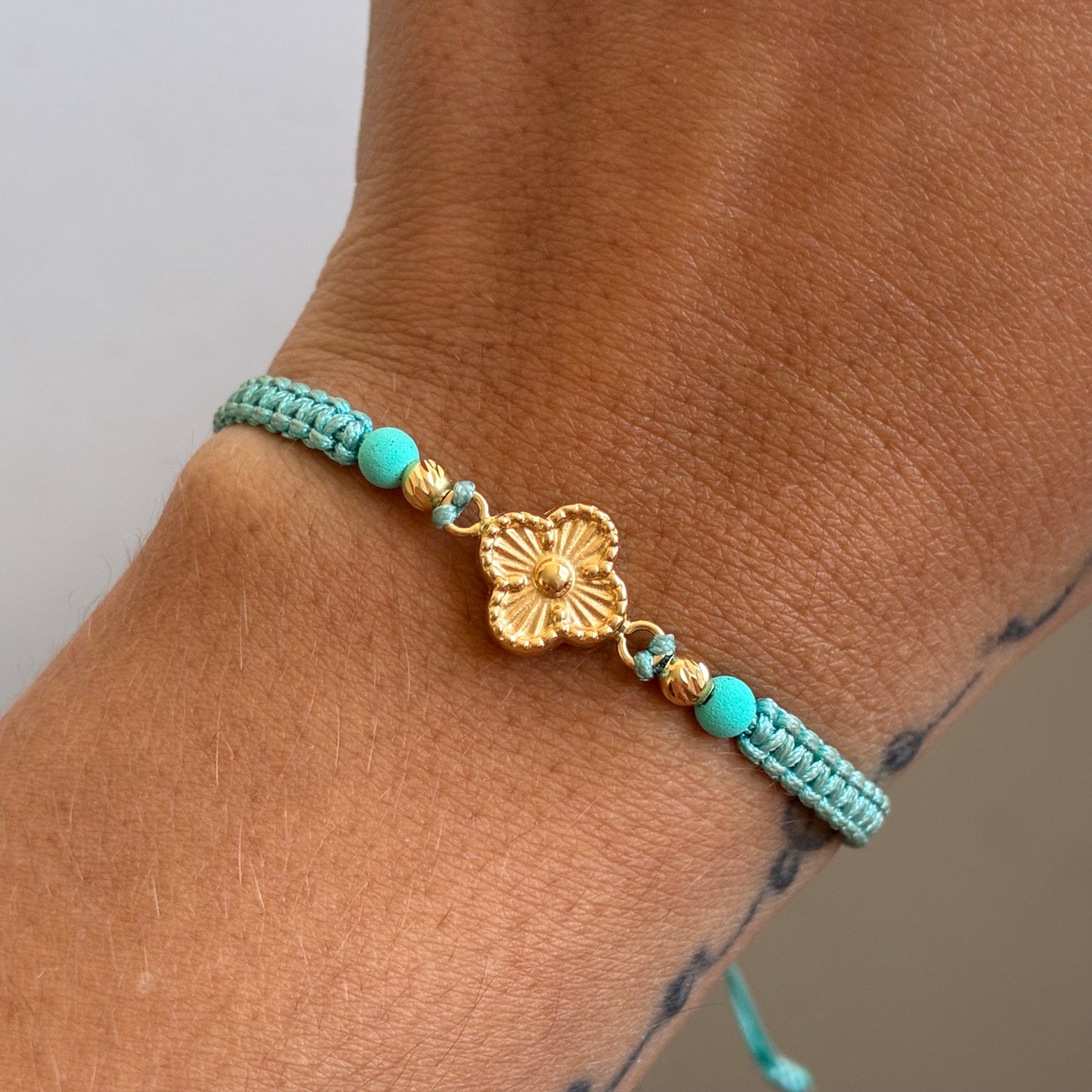 PULSERA HILO AZUL CELESTE TREBOL DIAMANTADO + 2 BOLAS 3MM ORO AMARILLO 18K - 0,78GR