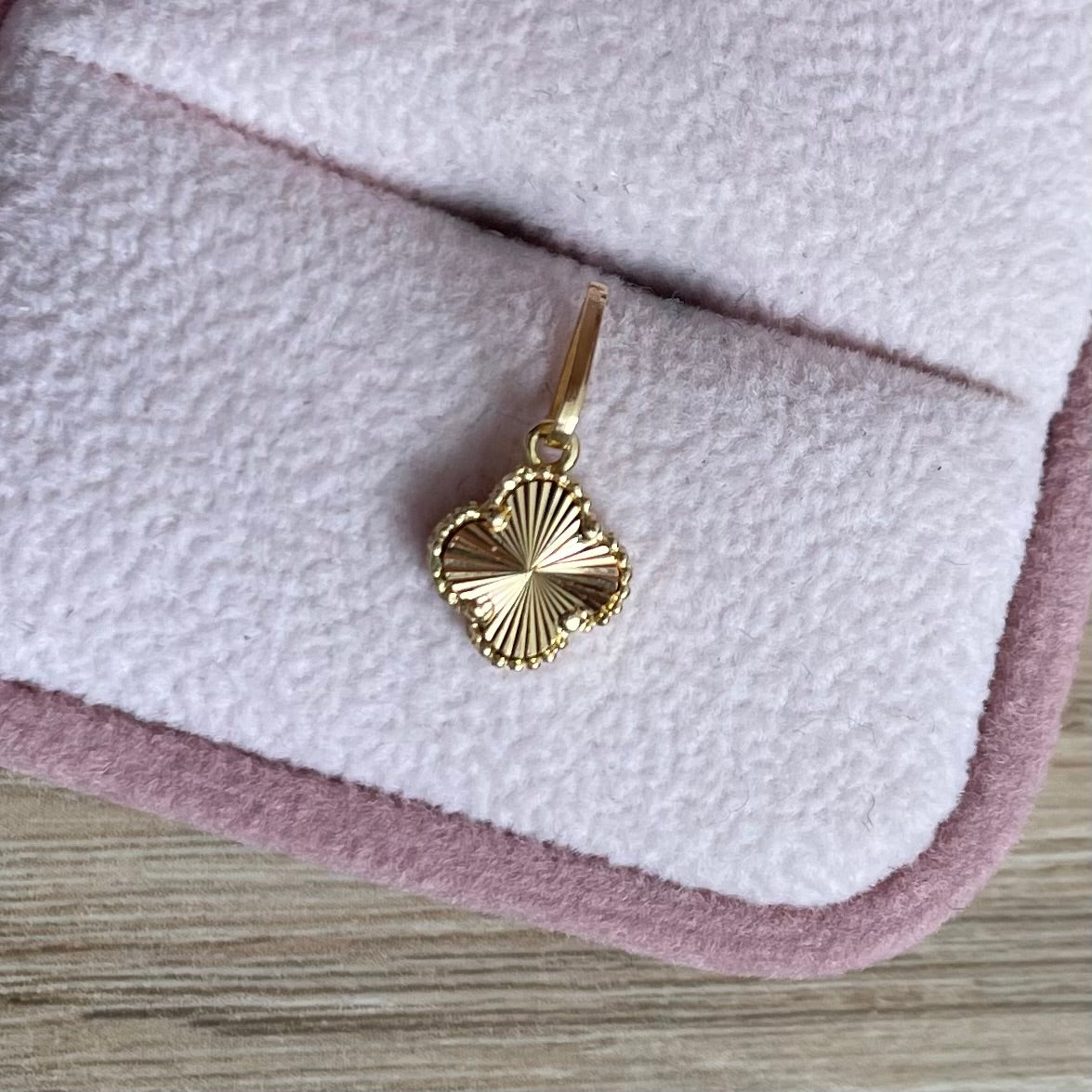 DIJE TREBOL DIAMANTADO PUNTEADO 1,5CM ORO AMARILLO COL 18K - 0,67GR (NG)