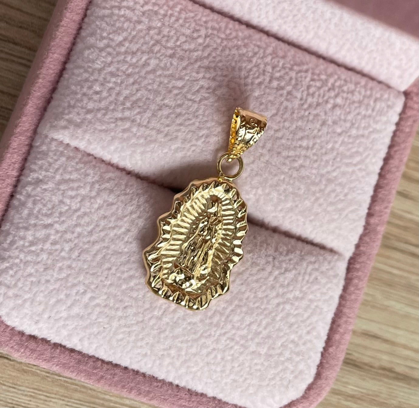 DIJE VIRGEN DE GUADALUPE SILUETA 2.5CM ORO AMARILLO COL 18K  - 1,02GR (NG)
