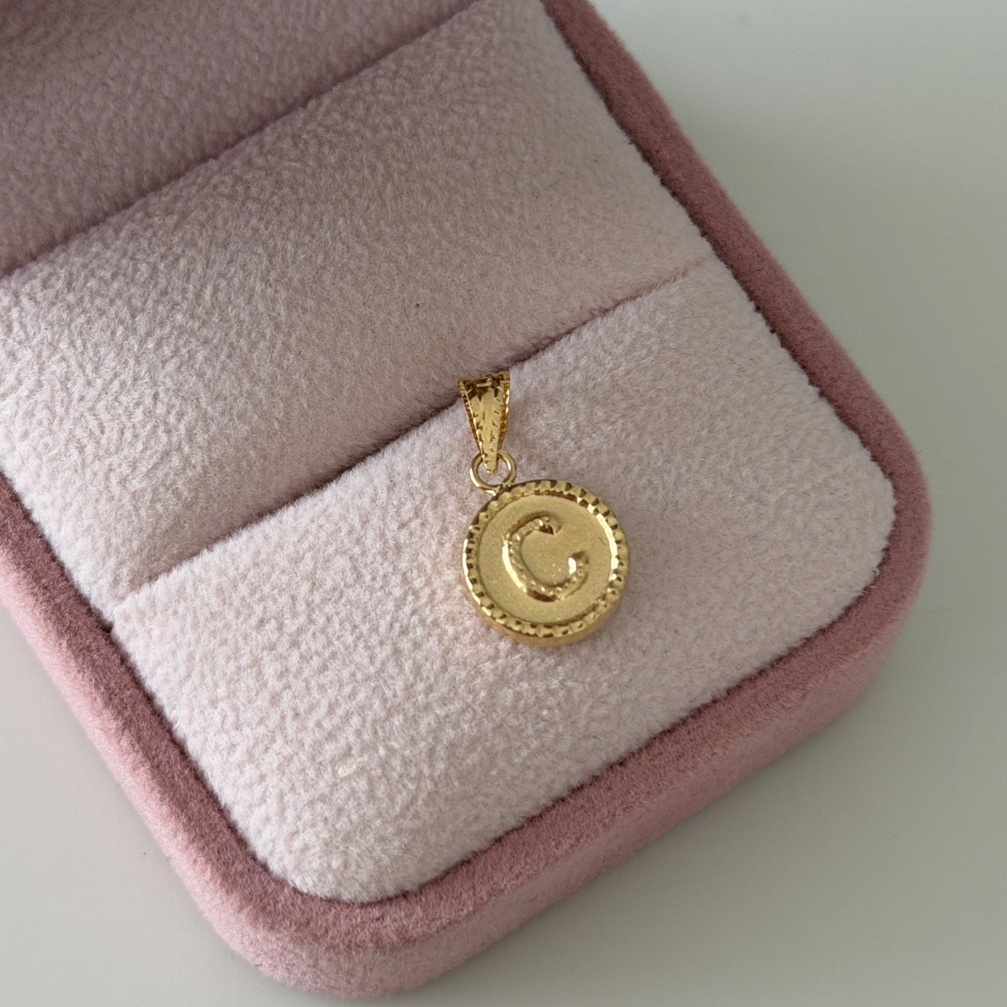 DIJE LETRA C BORDEADA 1.7CM ORO AMARILLO COL 18K -  0,58GR (NB)