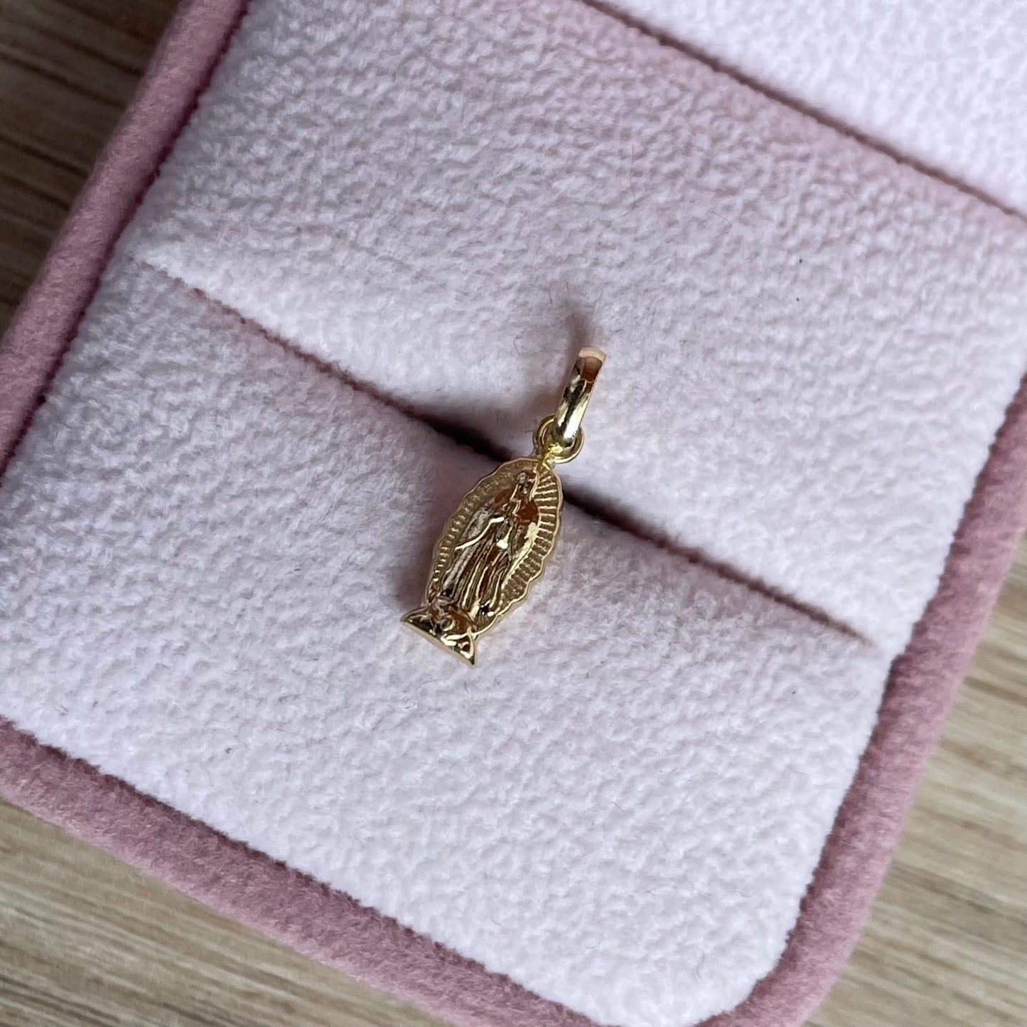 DIJE VIRGEN DE GUADALUPE SILUETA CON DESTELLOS 1.7CM ORO AMARILLO COL 18K - 0,33GR (NG)