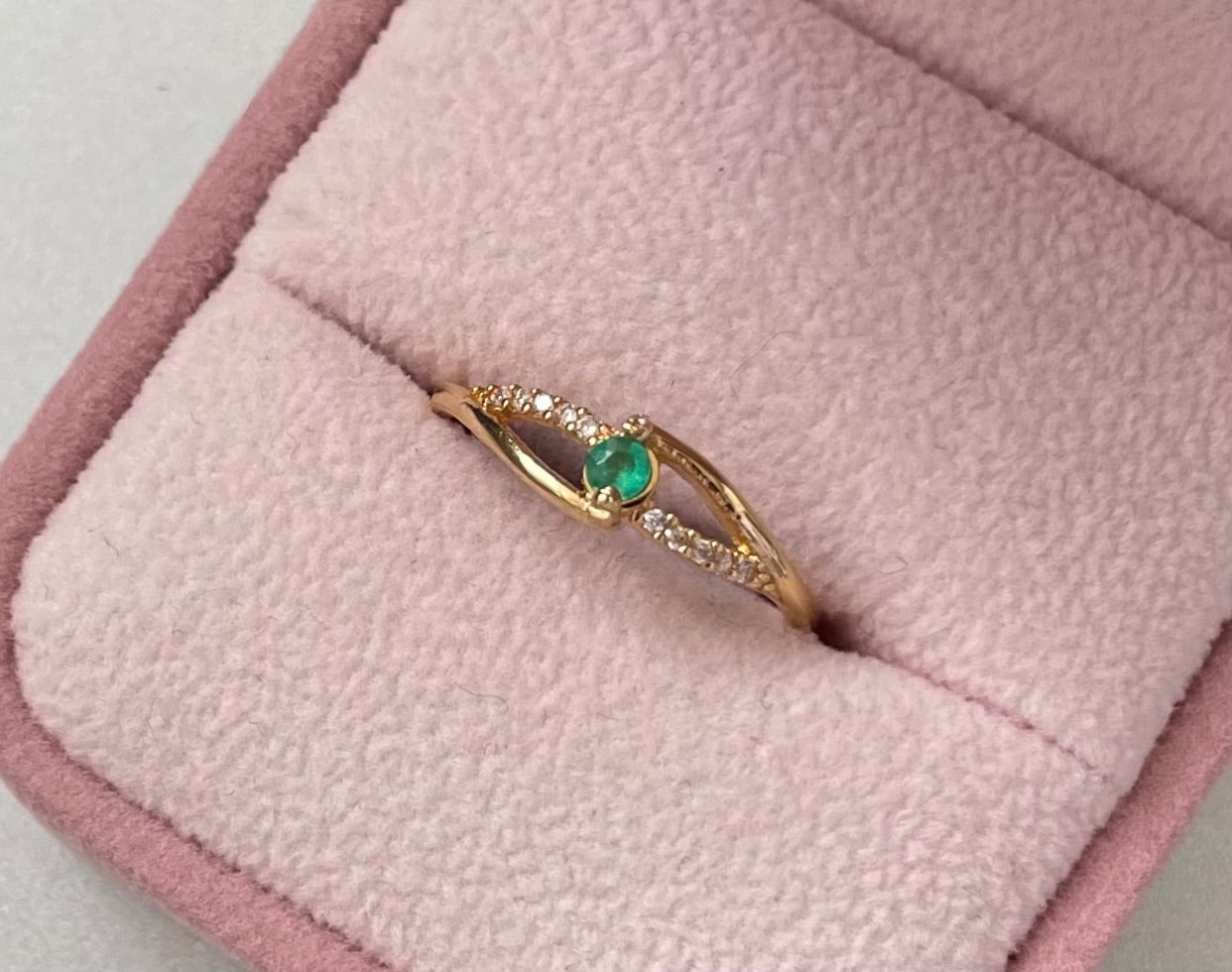 ANILLO CON ESMERALDA NATURAL Y PIEDRAS BLANCAS 2,5MM ORO AMARILLO COL 18K TALLA 7 -  1.68GR (NG)