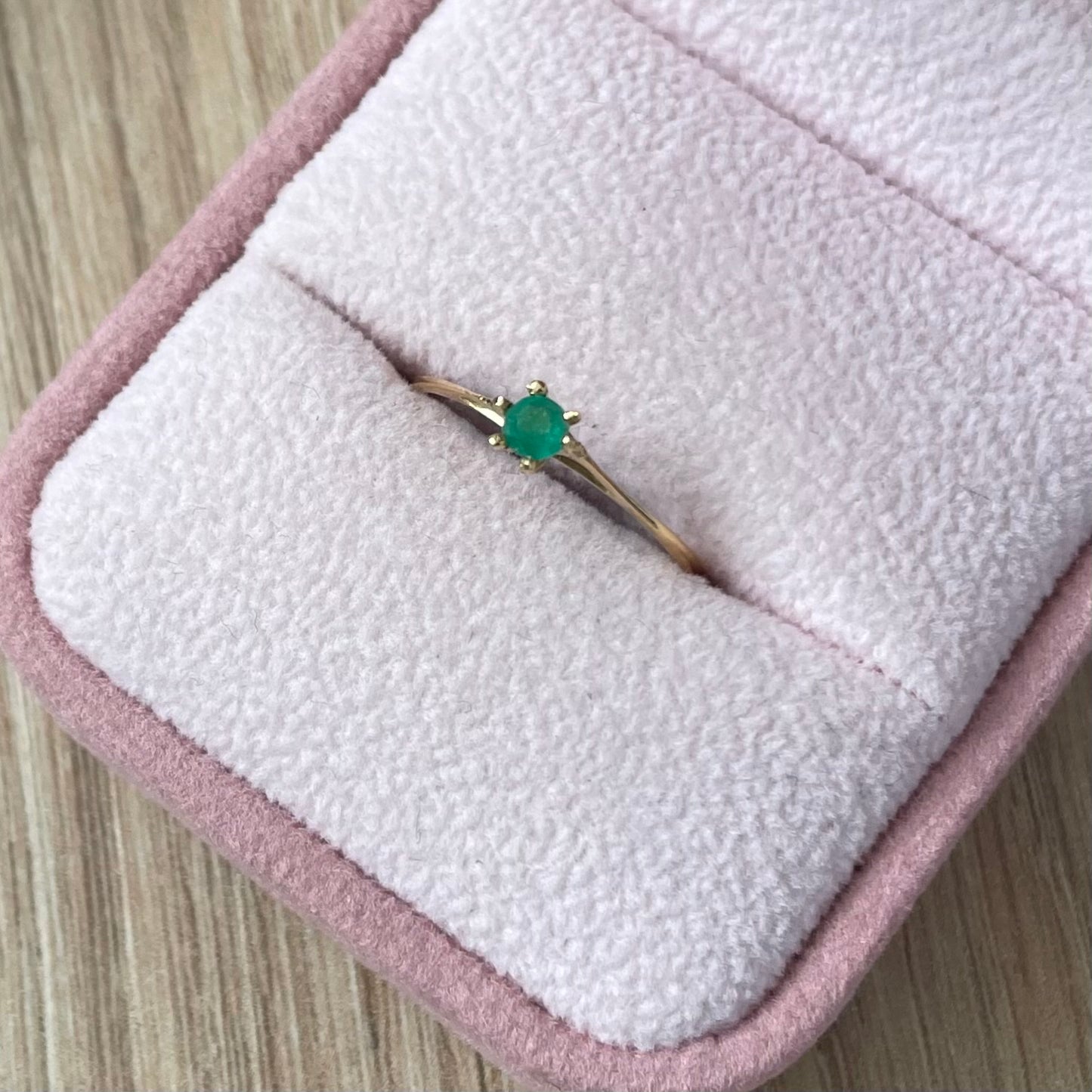 ANILLO SOLITARIO LISO 6 PUNTAS + ESMERALDA NATURAL 3.1MM ORO AMARILLO COL 18K TALLA 6.5  -0,83GR (NG)