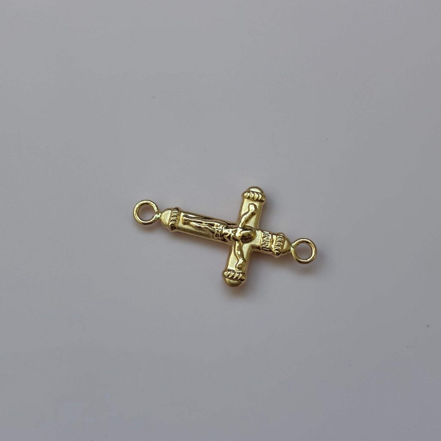 DIJE PARA PULSERA CRUZ CON CRISTO BORDADO. 1.8CM ORO AMARILLO 18K - 0,63GR