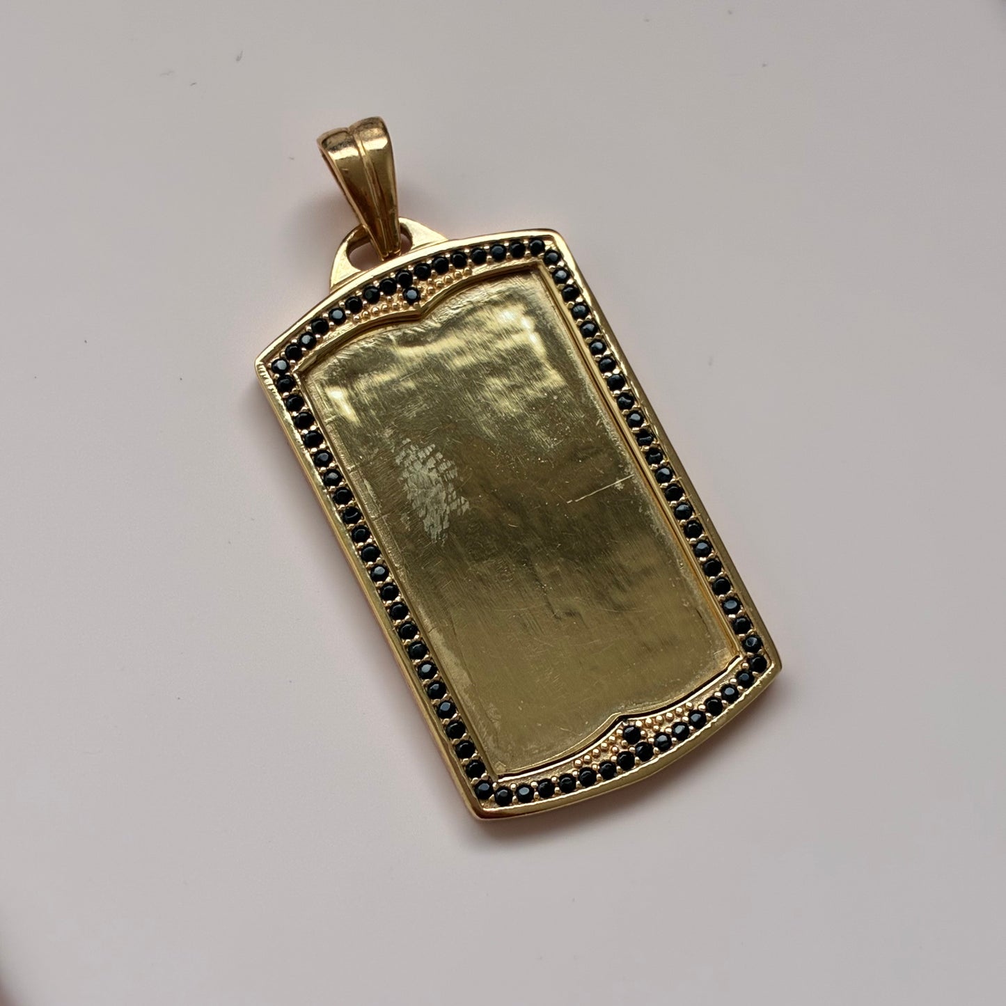 DIJE PLACA LISA + BISEL PIEDRAS NEGRAS 4.0CM ORO AMARILLO 18K - 7,08GR